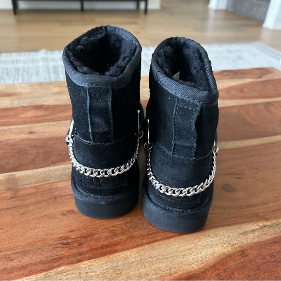 New Ugg Classic Mini Chains II Boots - Picture 4 of 6